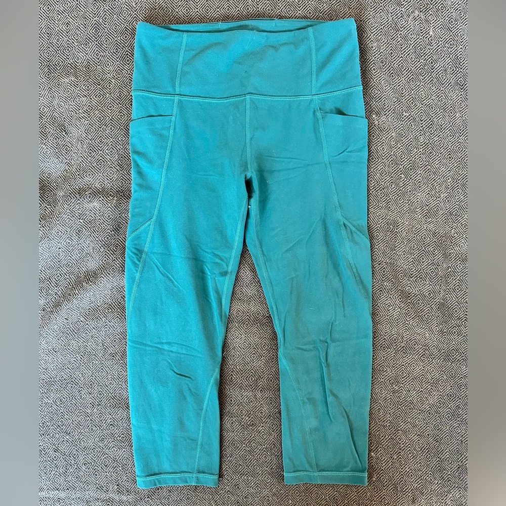 Athlete leggings. Quarter length. Side pockets.